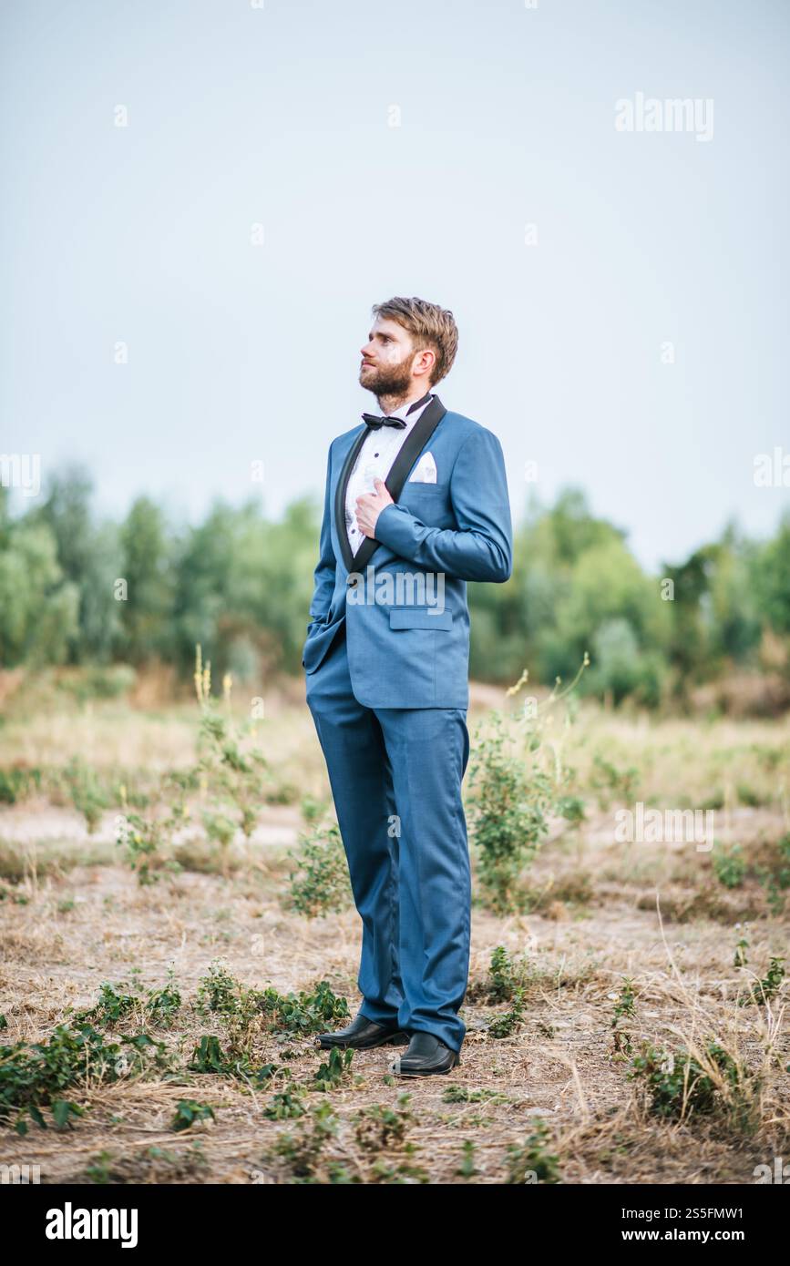 Bel pube in abito da sposa postando nel parco Foto Stock