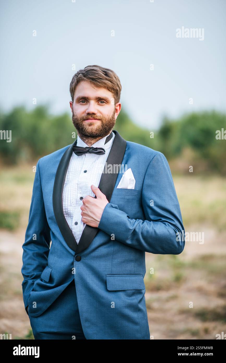 Bel pube in abito da sposa postando nel parco Foto Stock