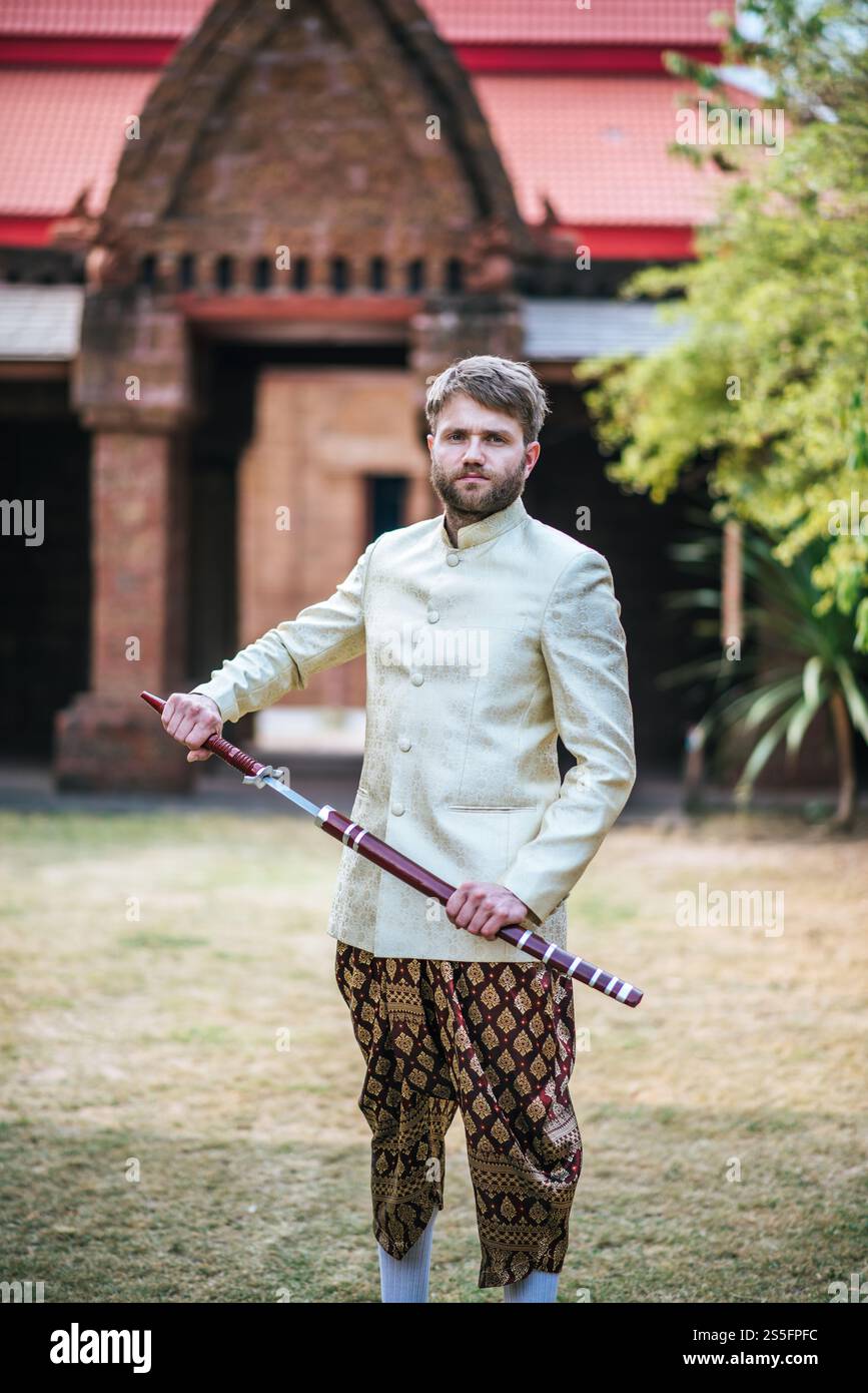 La sposa asiatica e lo sposo caucasico hanno un tempo romantico con l'abito Thailandia Foto Stock La sposa asiatica e lo sposo caucasico hanno un tempo romantico con l'abito Thailandia Foto Stock