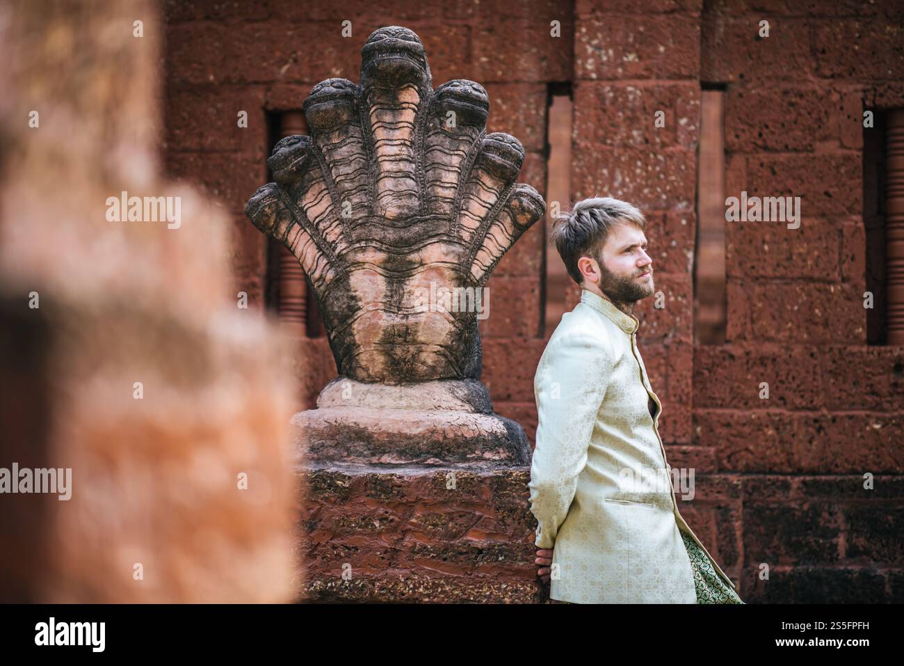 La sposa asiatica e lo sposo caucasico hanno un tempo romantico con l'abito Thailandia Foto Stock La sposa asiatica e lo sposo caucasico hanno un tempo romantico con l'abito Thailandia Foto Stock