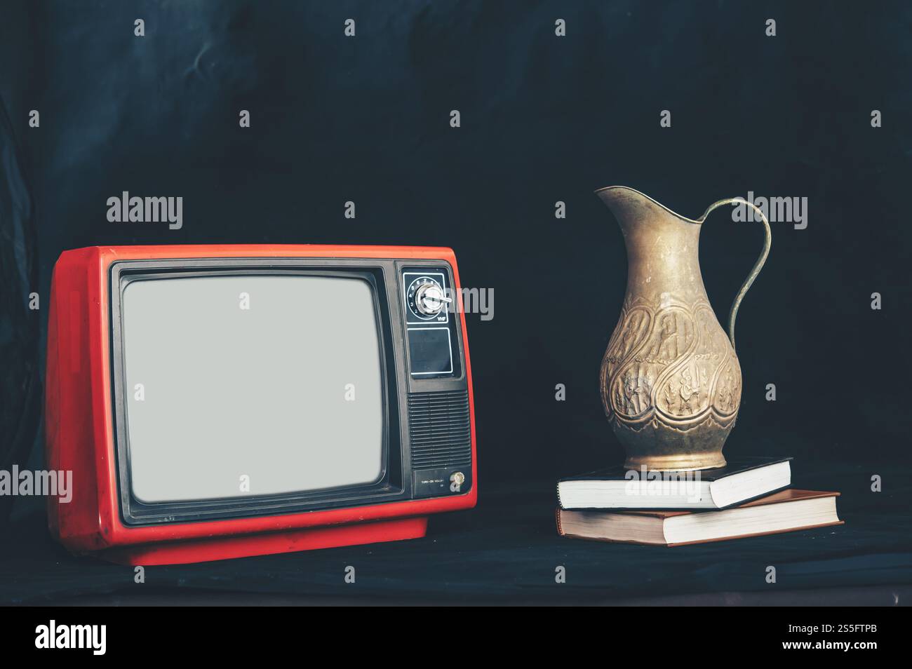 La vecchia TV retrò è natura morta posizionando vasi di fiori sui libri. Foto Stock