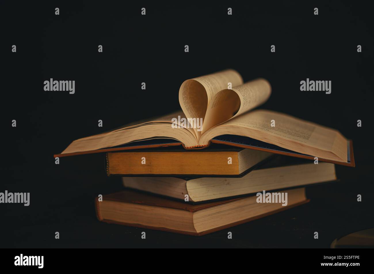 Natura morta con un libro a forma di cuore. Foto Stock Natura morta con un libro a forma di cuore. Foto Stock