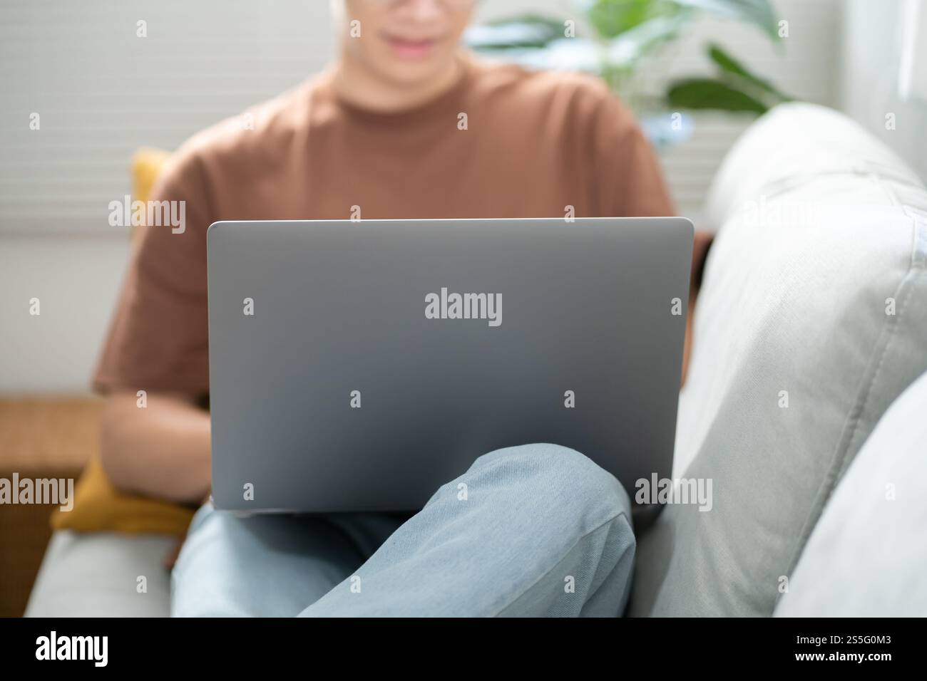 Un uomo lavora da casa. lavora online su un notebook. Uomo d'affari asiatico che lavora sul concetto di business online con riunioni online su laptop per il distanziamento sociale Foto Stock