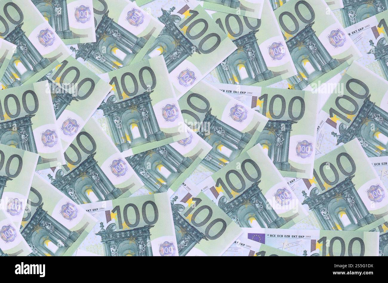 Modello di sfondo di una serie di tagli monetari verdi di 100 euro. Un sacco di soldi forma un mucchio infinito Foto Stock