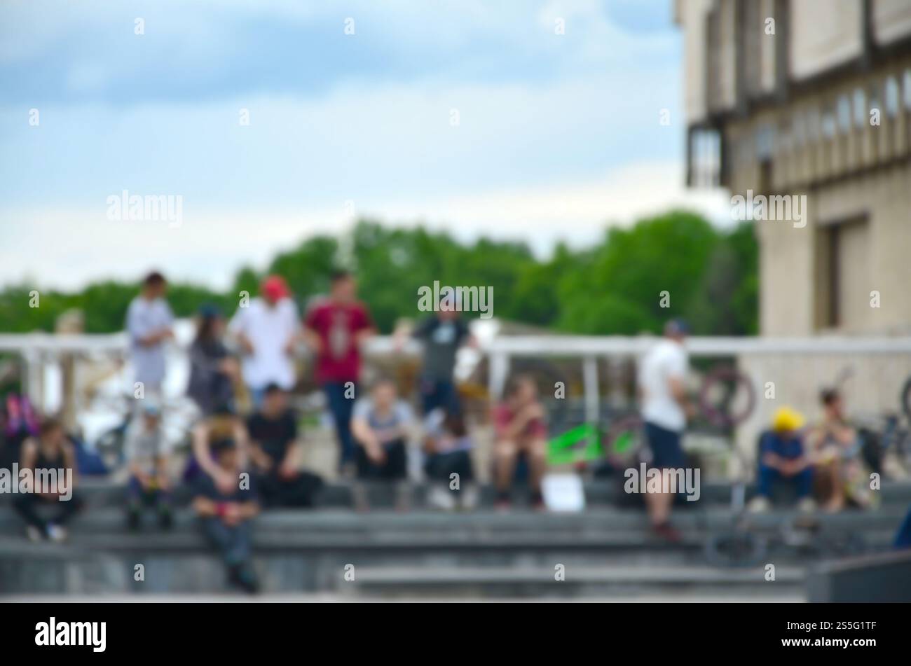 Immagine sfocata di un sacco di persone con bici bmx. Incontro di appassionati di sport estremi Foto Stock