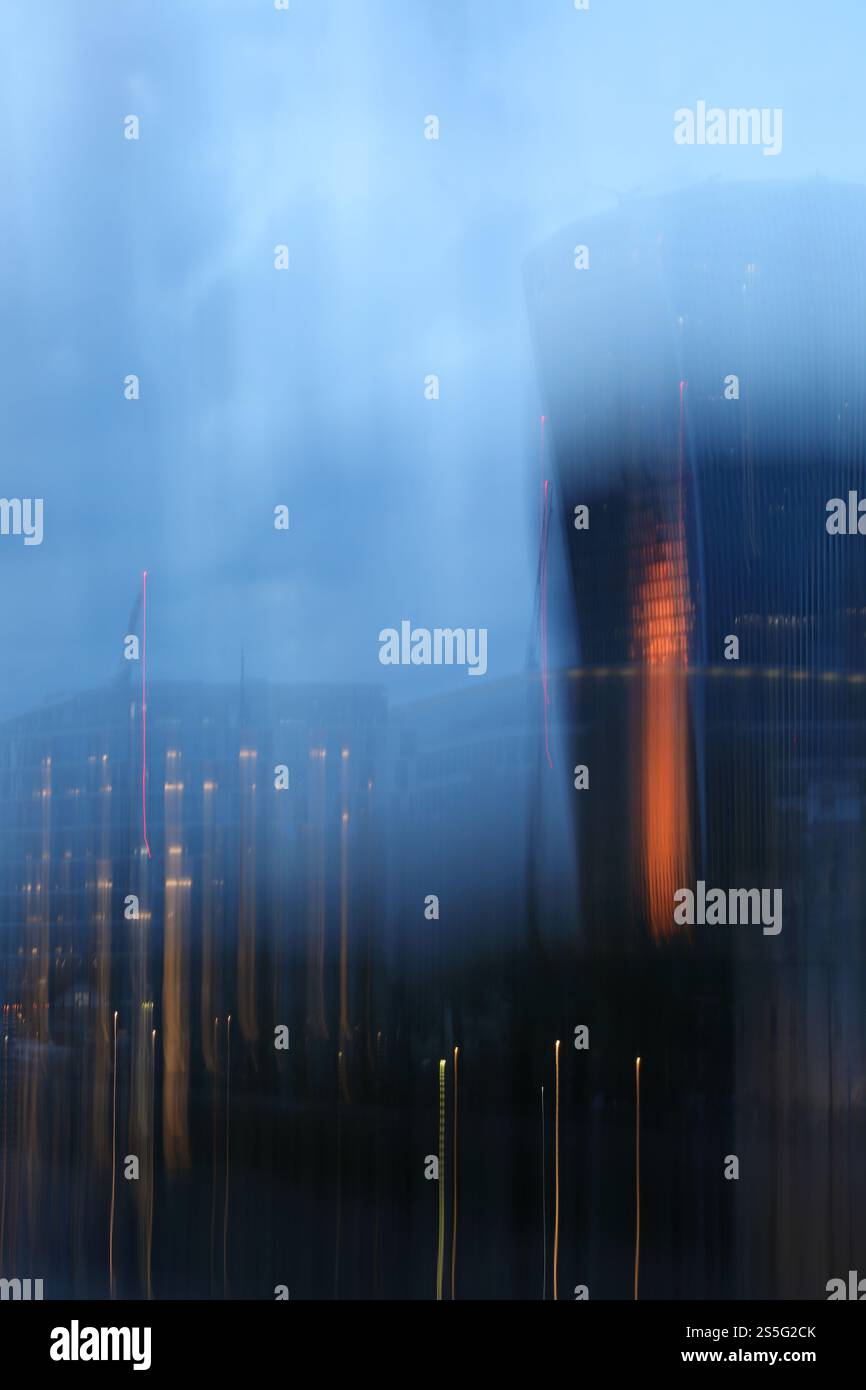 Astratto della City of London con l'edificio walkie talkie al tramonto movimento intenzionale della telecamera ICM Foto Stock