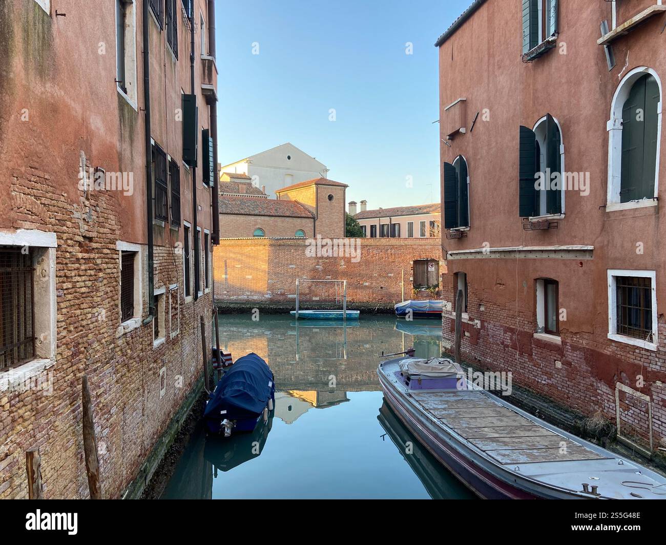 Canali nel quartiere di Cannaregio a Venezia in inverno sera Foto Stock