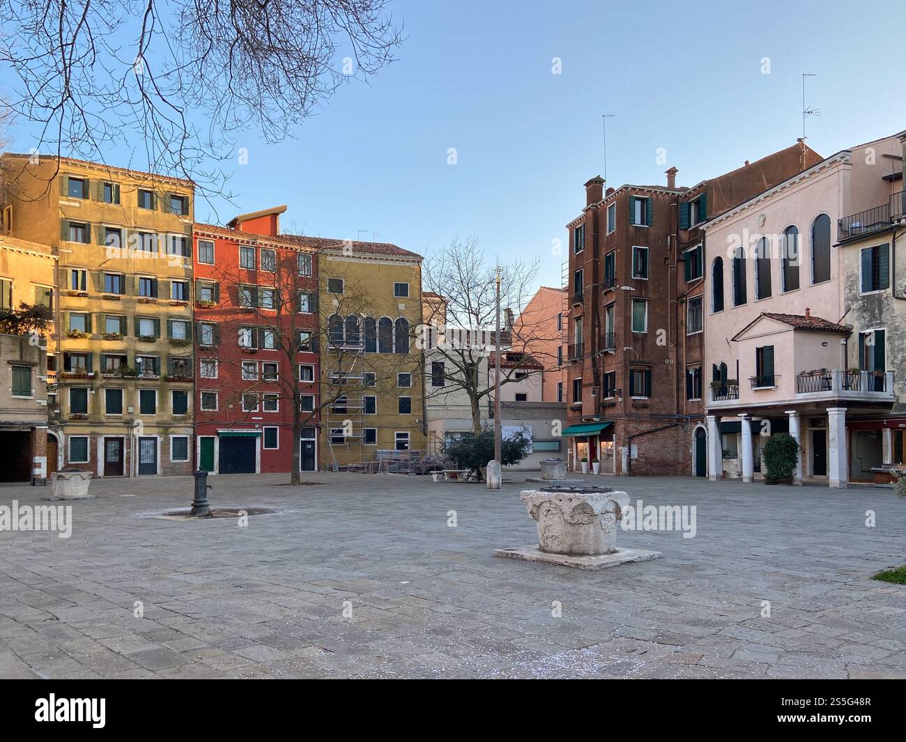 Pozzi chiusi nella piazza del Ghetto ebraico nel quartiere di Cannaregio a Venezia nella sera d'inverno Foto Stock