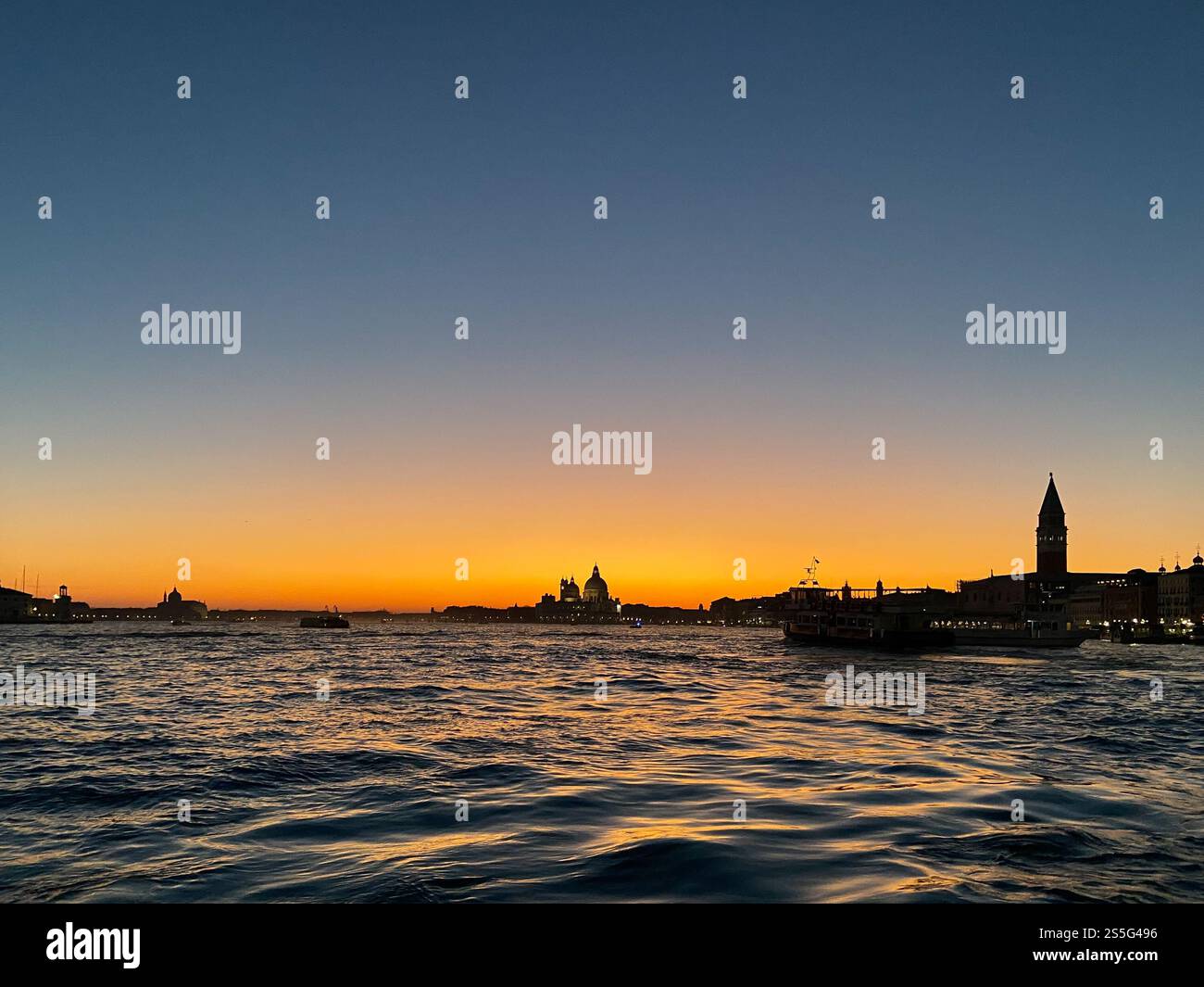 Superficie d'acqua della laguna veneta nella città di Venezia al tramonto Foto Stock