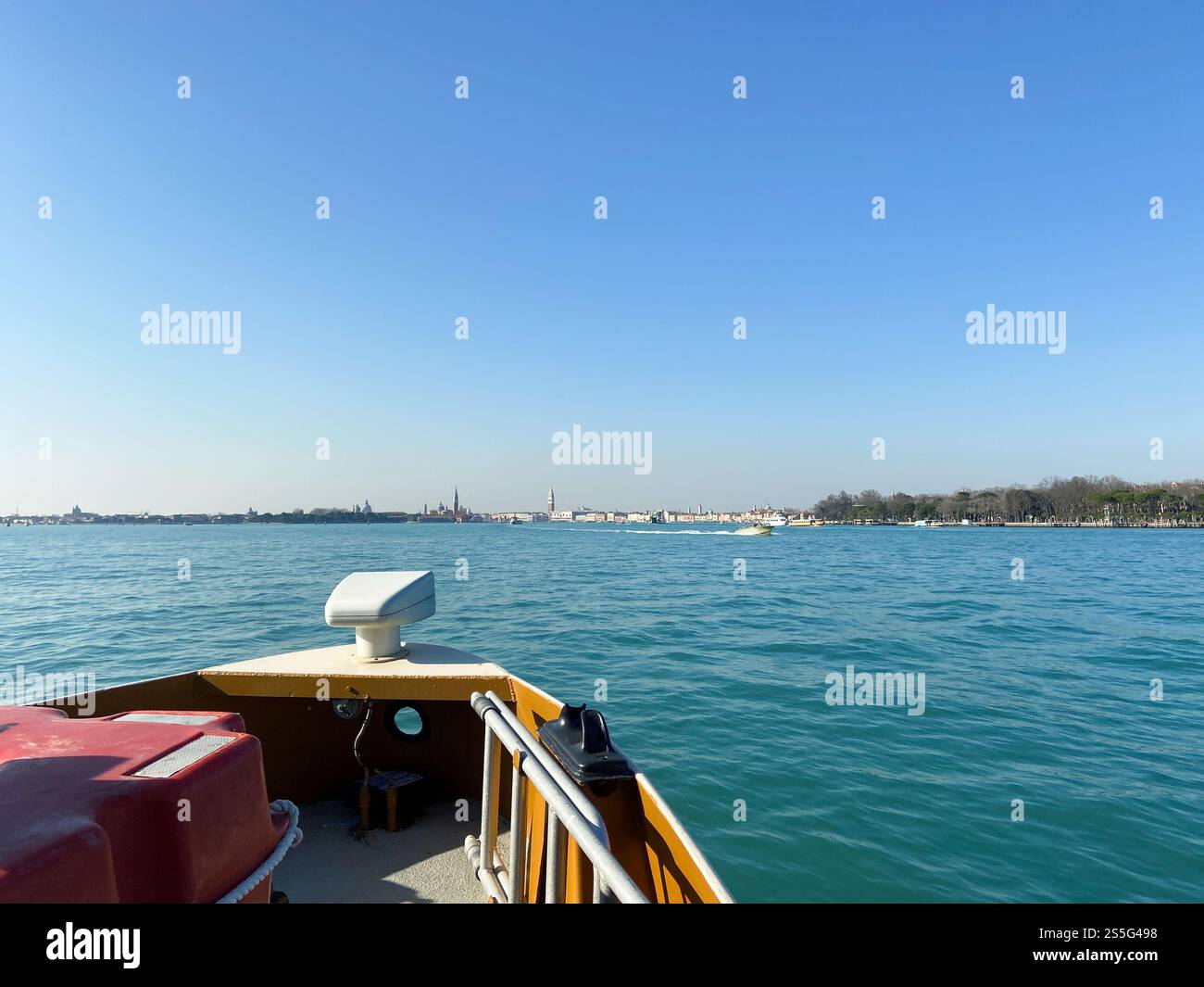 Vista della laguna veneta dal vaporetto di Venezia nel mese di febbraio Foto Stock