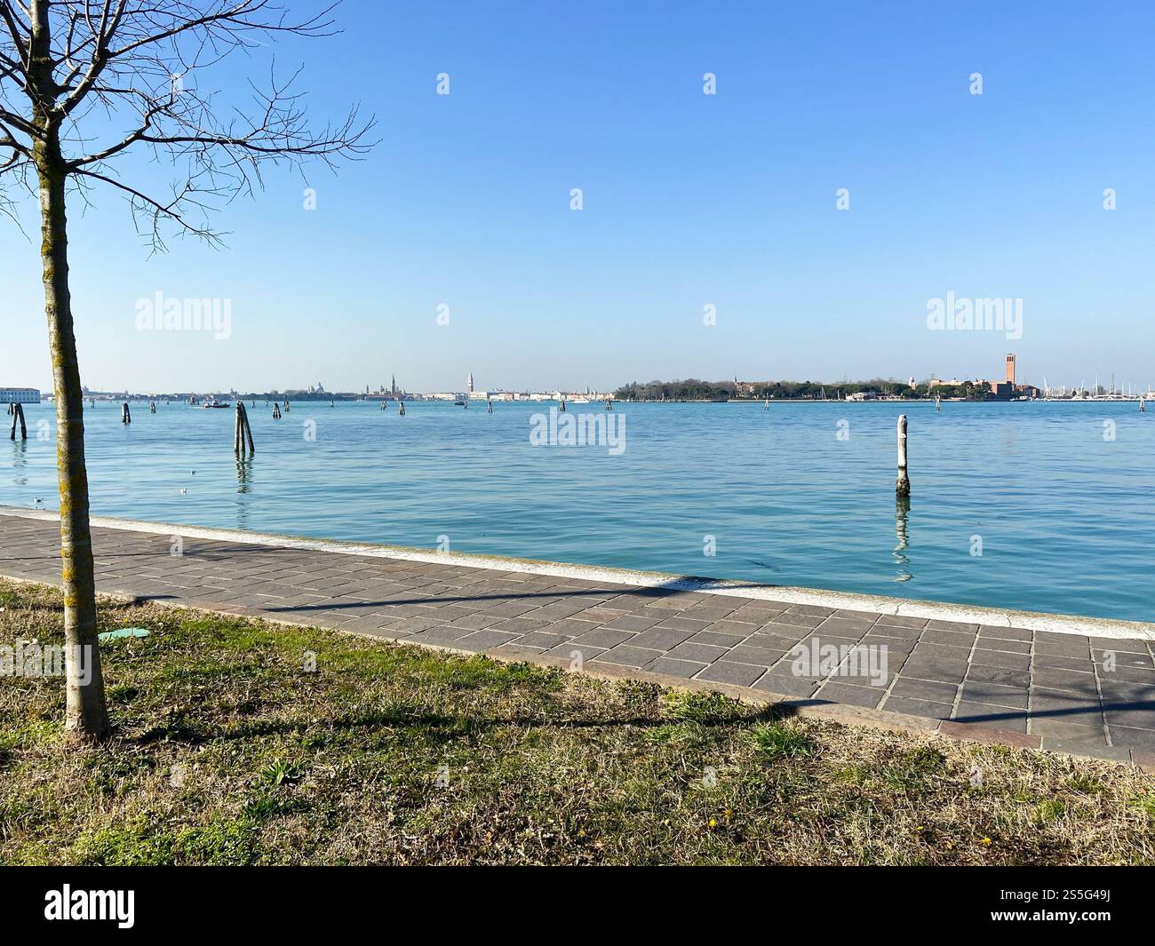 Vista sulla Laguna di Venezia dal lungomare del quartiere Lido di Venezia della città di Venezia nel mese di febbraio mormando Foto Stock