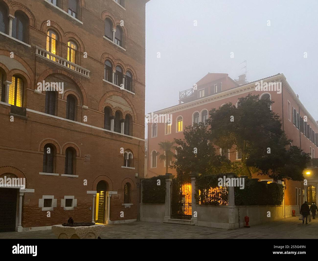 Lungomare in nebbia al tramonto d'inverno nella città di Venezia nel quartiere di San Marco Foto Stock