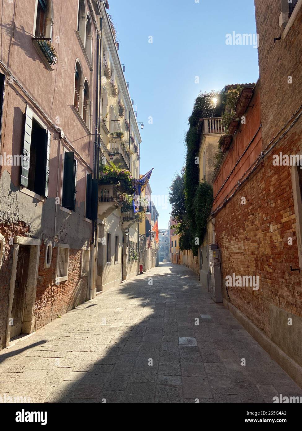 Strada diretta nella città di Venezia nel quartiere Dorsoduro al sole della mattina d'inverno Foto Stock