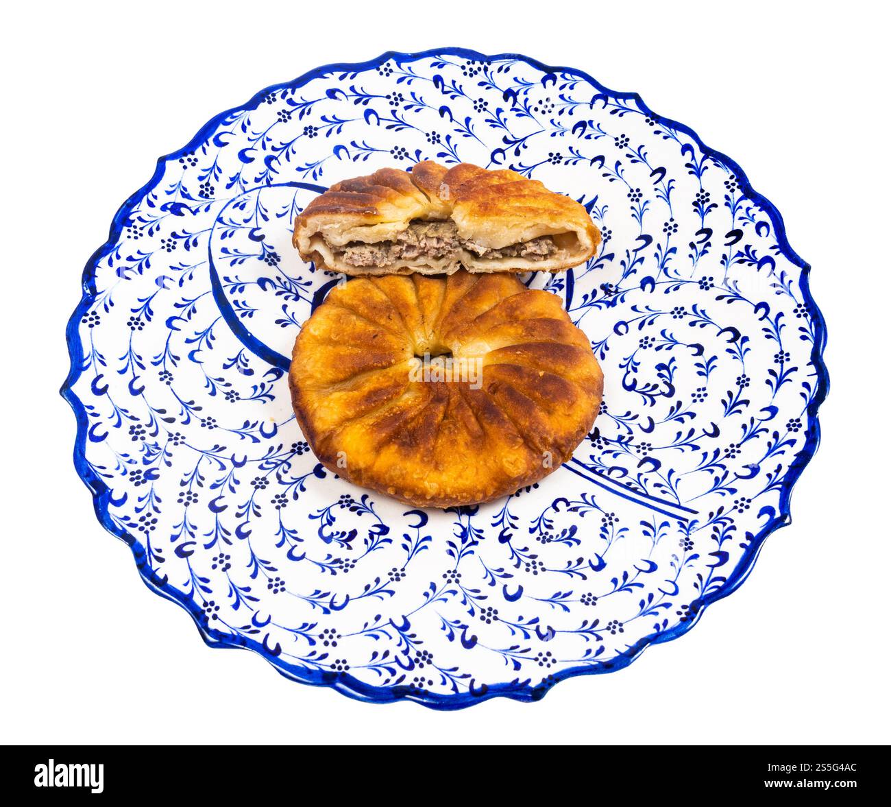 Tatar Cuisine - Peremech (fritto farcito con carne macinata) su piatto ornamentale isolato su sfondo bianco Foto Stock