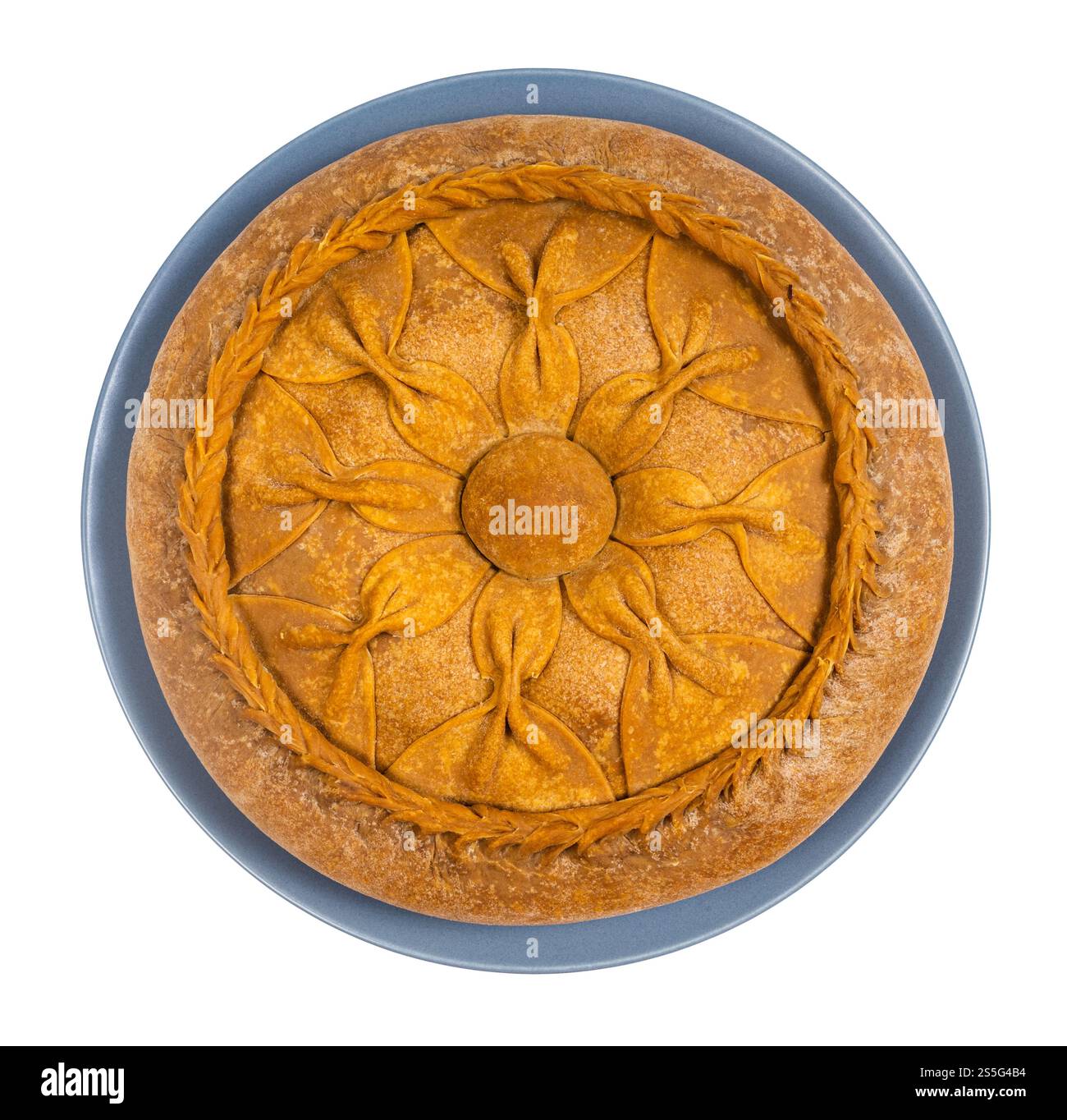 Cucina tatara - sopra la vista del Zur Belish Tatar Big Pie (torta al forno con impasto non lievito con ripieni di carne e patate) su un piatto isolato Foto Stock