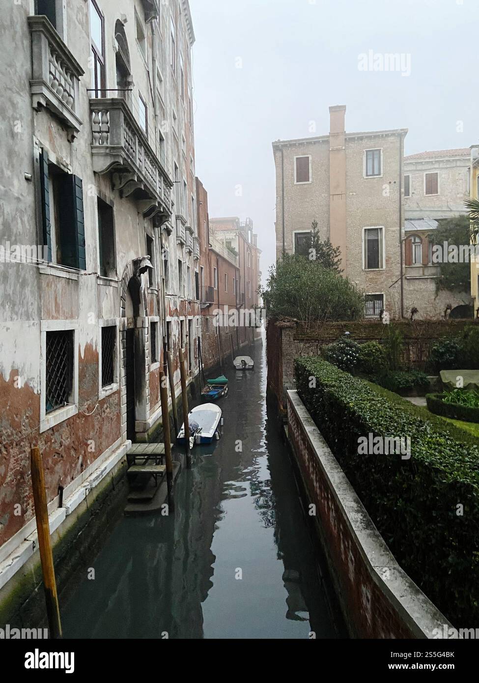 canale con ormeggio barche al tramonto d'inverno nella città di Venezia nel quartiere di San Marco Foto Stock