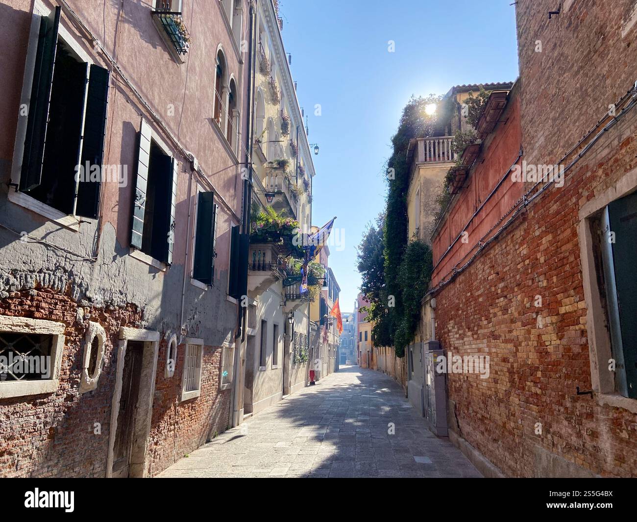Vista sulla strada della città di Venezia nel quartiere di Dorsoduro al sole della mattina invernale Foto Stock