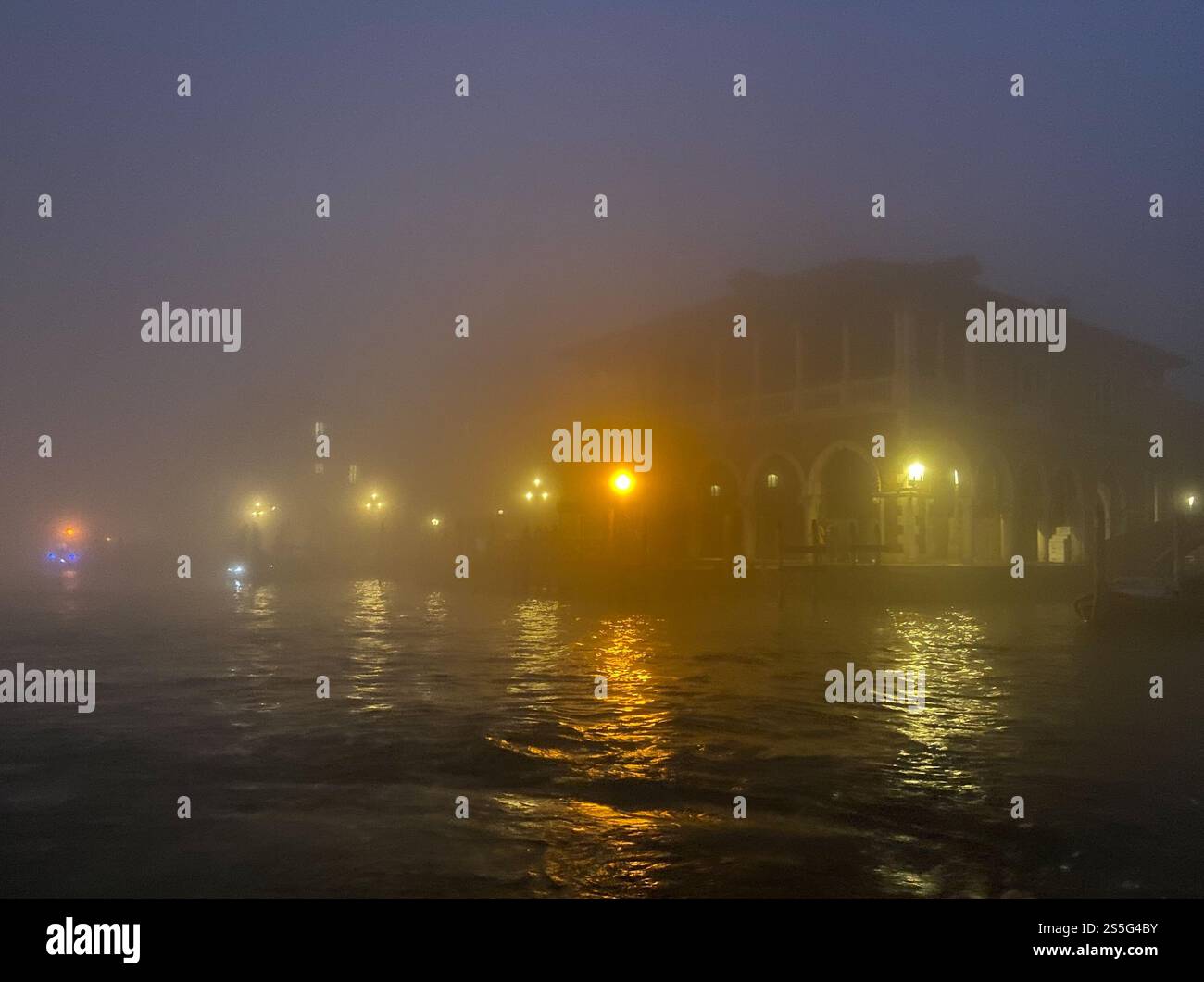 Canal Grande e il lungomare in inverno nebbia al crepuscolo nella città di Venezia Foto Stock