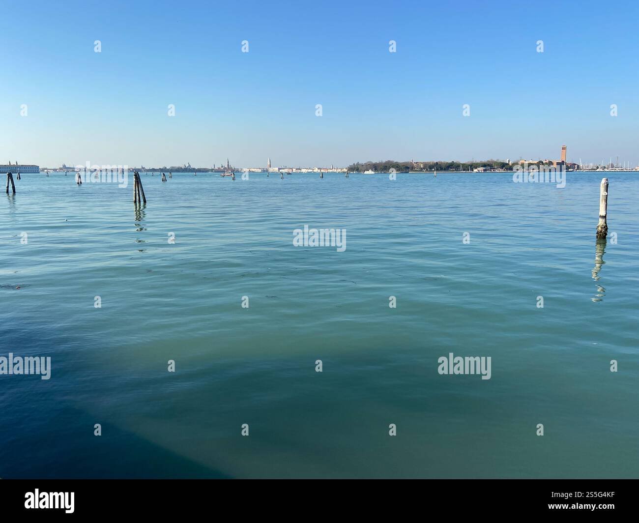 Acque calme della Laguna di Venezia vicino alla passeggiata del Lido di Venezia quartiere di Venezia città nel mese di febbraio mormando Foto Stock