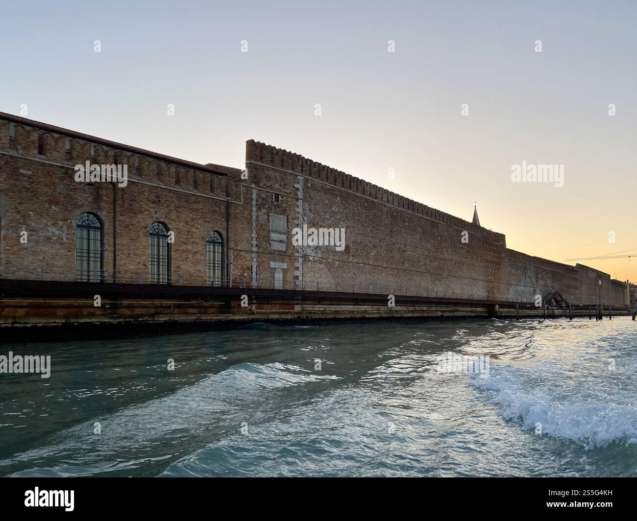 Mura di vecchie scorte sul lungomare della città di Venezia dalla laguna veneta al crepuscolo d'inverno Foto Stock