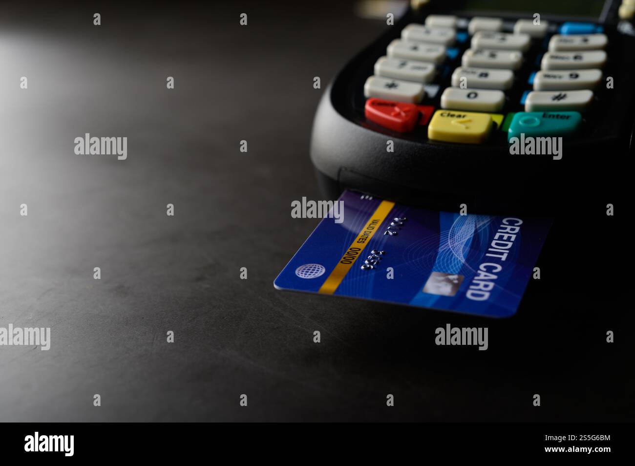 Pagamento con carta di credito, acquisto e vendita di prodotti e servizi, focus selettivo Foto Stock