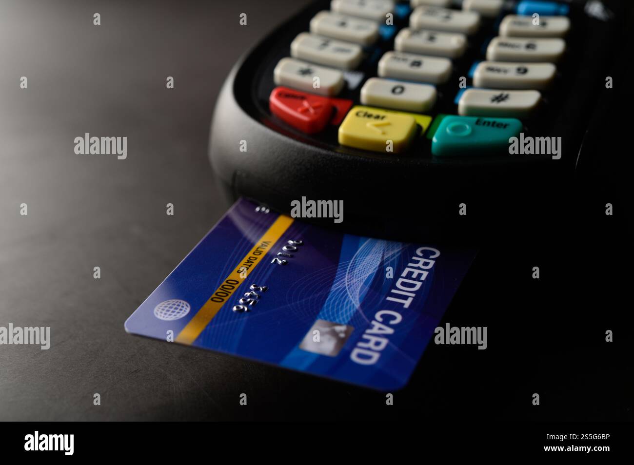 Pagamento con carta di credito, acquisto e vendita di prodotti e servizi, focus selettivo Foto Stock