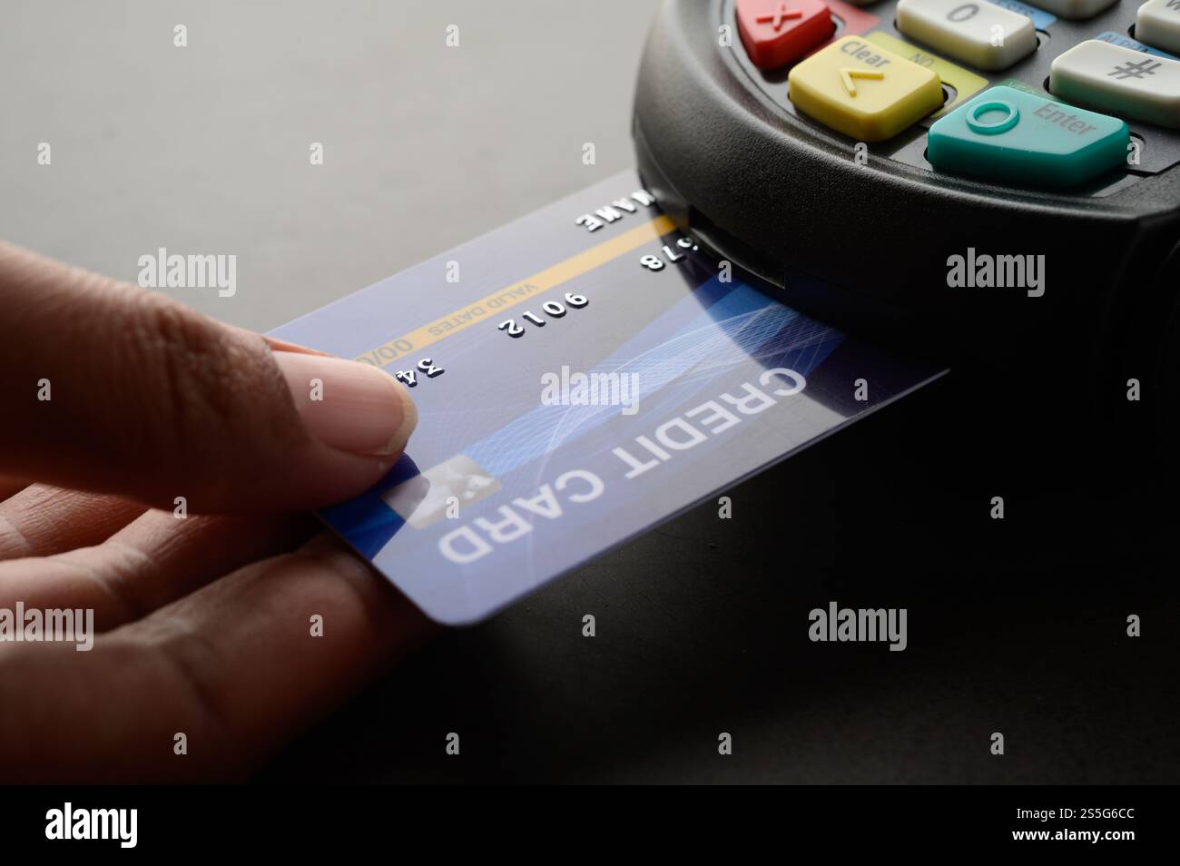 Pagamento con carta di credito, acquisto e vendita di prodotti e servizi, focus selettivo Foto Stock