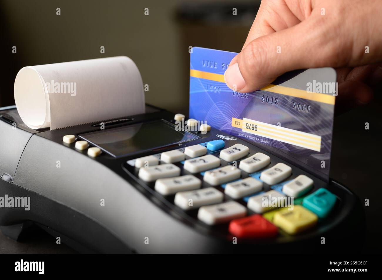 Pagamento con carta di credito, acquisto e vendita di prodotti e servizi, focus selettivo Foto Stock