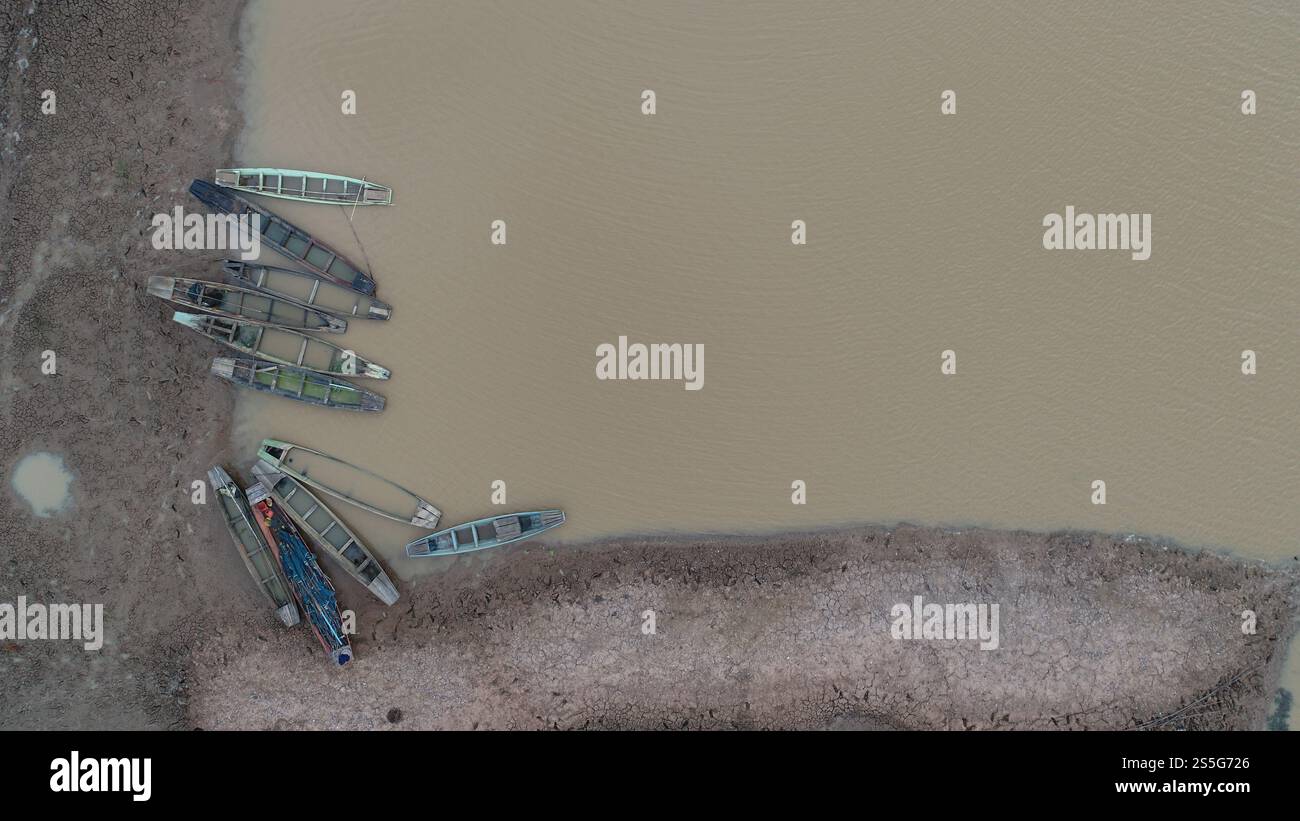 Molte barche da pesca nel fiume prese dalla cima Foto Stock