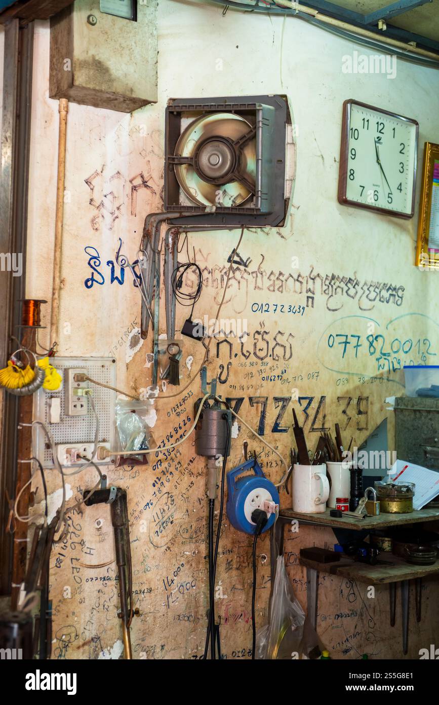 Laboratorio di Jewlers al mercato russo di Phnom Penh, Cambogia, Asia Foto Stock