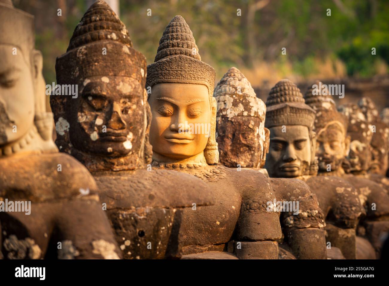 Statue di pietra su un ponte ad Angkor, Siem Reap, Cambogia Foto Stock