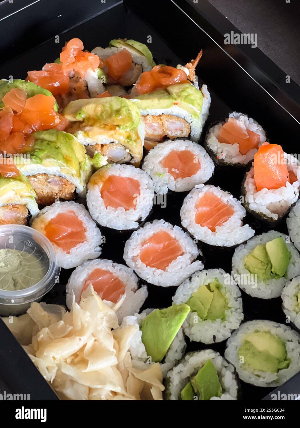 Primo piano di diversi panini di sushi maki giapponesi Foto Stock