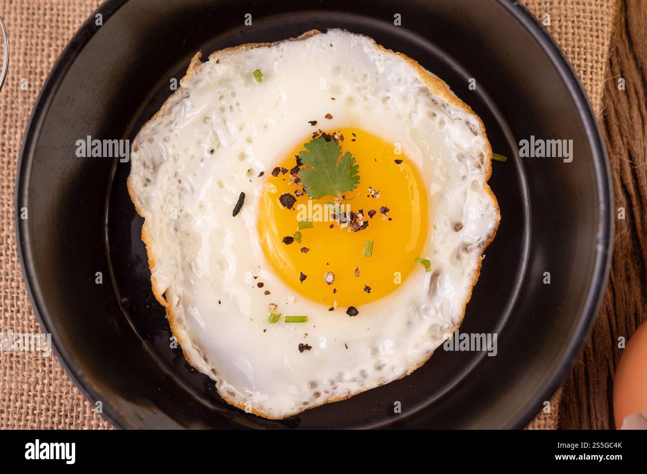 Uova fritte in una padella e uova crude, cibo biologico per una buona salute, ricco di proteine Foto Stock