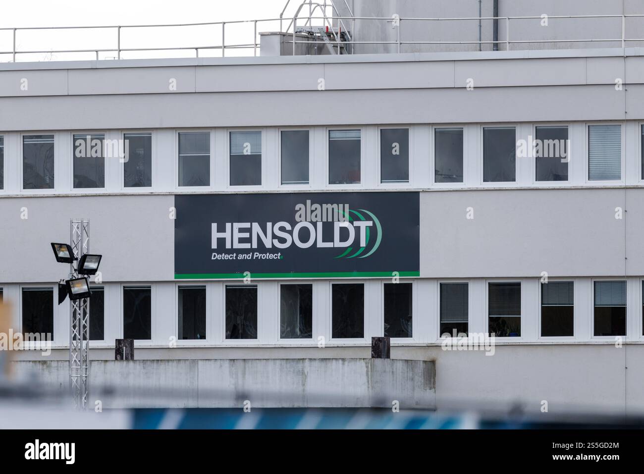 Taufkirchen, Germania. 10 gennaio 2025. La scritta e il logo della società di armamenti quotata Hensoldt AG possono essere visti sulla facciata della sede della società di tecnologie aerospaziali e di difesa a Taufkirchen vicino Monaco (Baviera) il 10 gennaio 2025. Le sue principali aree di prodotto sono radar e sistemi optoelettronici, guerra elettronica e avionica. Crediti: Matthias Balk/dpa/Alamy Live News Foto Stock