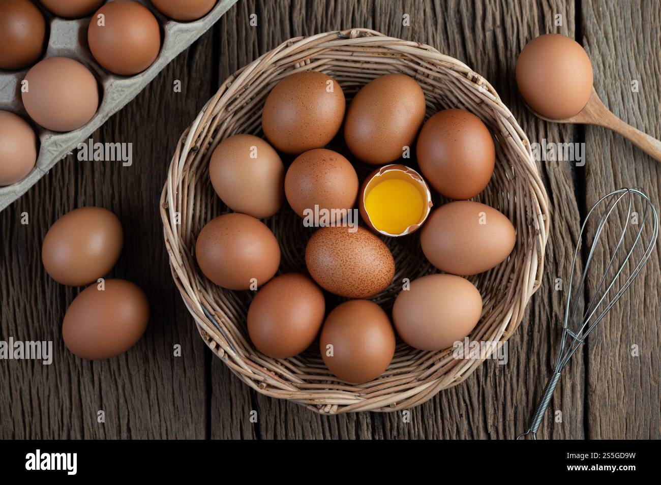 Disporre le uova in un cestino di legno su un pavimento di legno. Vista dall'alto. Foto Stock