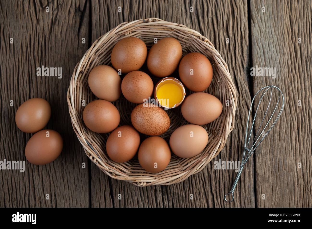 Disporre le uova in un cestino di legno su un pavimento di legno. Vista dall'alto. Foto Stock