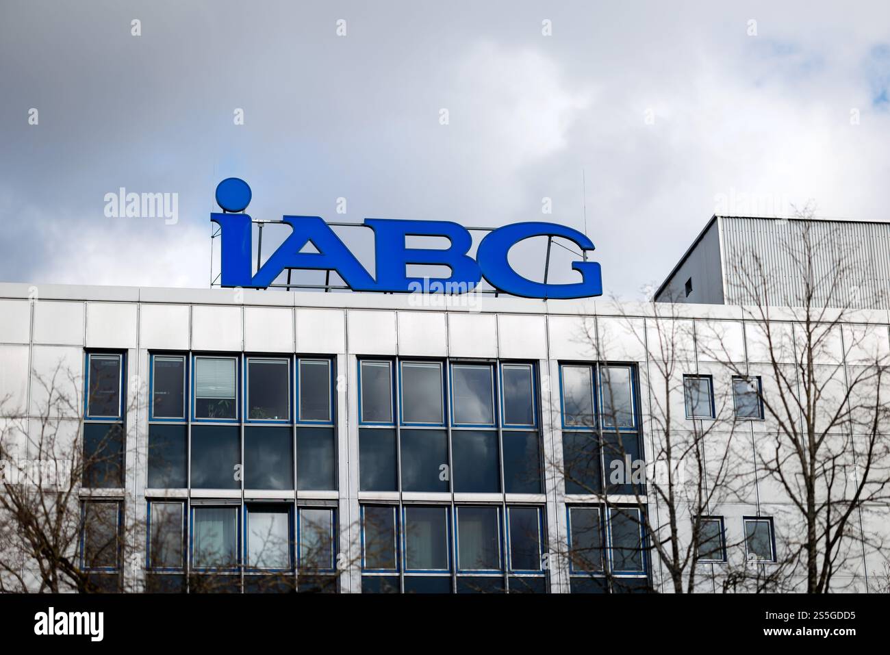 Taufkirchen, Germania. 10 gennaio 2025. La scritta e il logo della IABG Industrieanlagen-Betriebsgesellschaft mbH sono visibili sulla facciata della sede dell'azienda a Taufkirchen, vicino Monaco di Baviera, il 10 gennaio 2025. IABG è una società tedesca di servizi di analisi e test con sede a Ottobrunn, vicino a Monaco di Baviera. L'azienda si concentra sui settori automobilistico, aerospaziale, della difesa e della sicurezza. Crediti: Matthias Balk/dpa/Alamy Live News Foto Stock