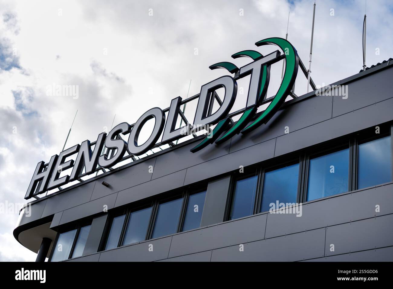 Taufkirchen, Germania. 10 gennaio 2025. La scritta e il logo della società di armamenti quotata Hensoldt AG possono essere visti sulla facciata della sede della società di tecnologie aerospaziali e di difesa a Taufkirchen vicino Monaco (Baviera) il 10 gennaio 2025. Le sue principali aree di prodotto sono radar e sistemi optoelettronici, guerra elettronica e avionica. Crediti: Matthias Balk/dpa/Alamy Live News Foto Stock
