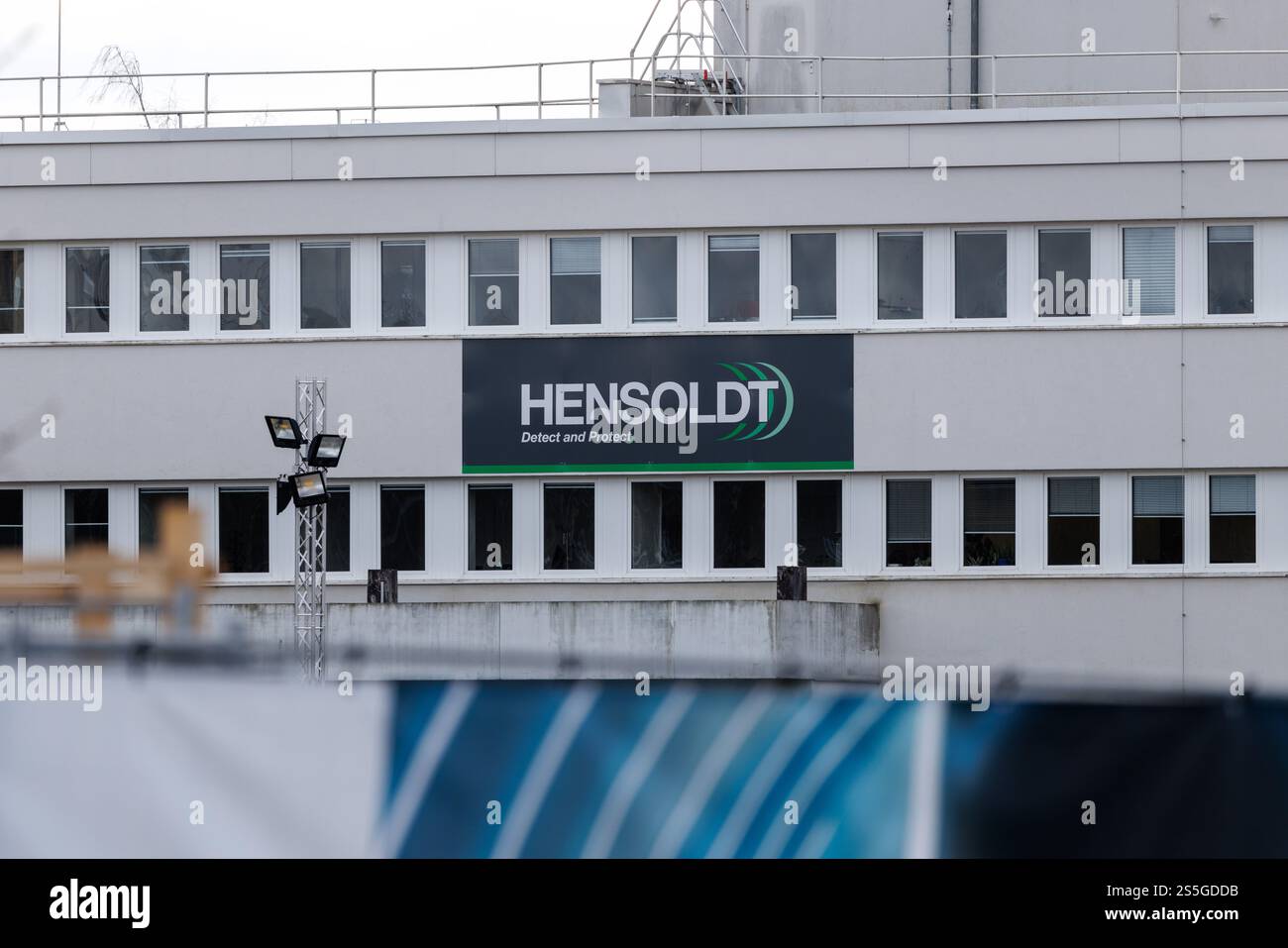 Taufkirchen, Germania. 10 gennaio 2025. La scritta e il logo della società di armamenti quotata Hensoldt AG possono essere visti sulla facciata della sede della società di tecnologie aerospaziali e di difesa a Taufkirchen vicino Monaco (Baviera) il 10 gennaio 2025. Le sue principali aree di prodotto sono radar e sistemi optoelettronici, guerra elettronica e avionica. Crediti: Matthias Balk/dpa/Alamy Live News Foto Stock
