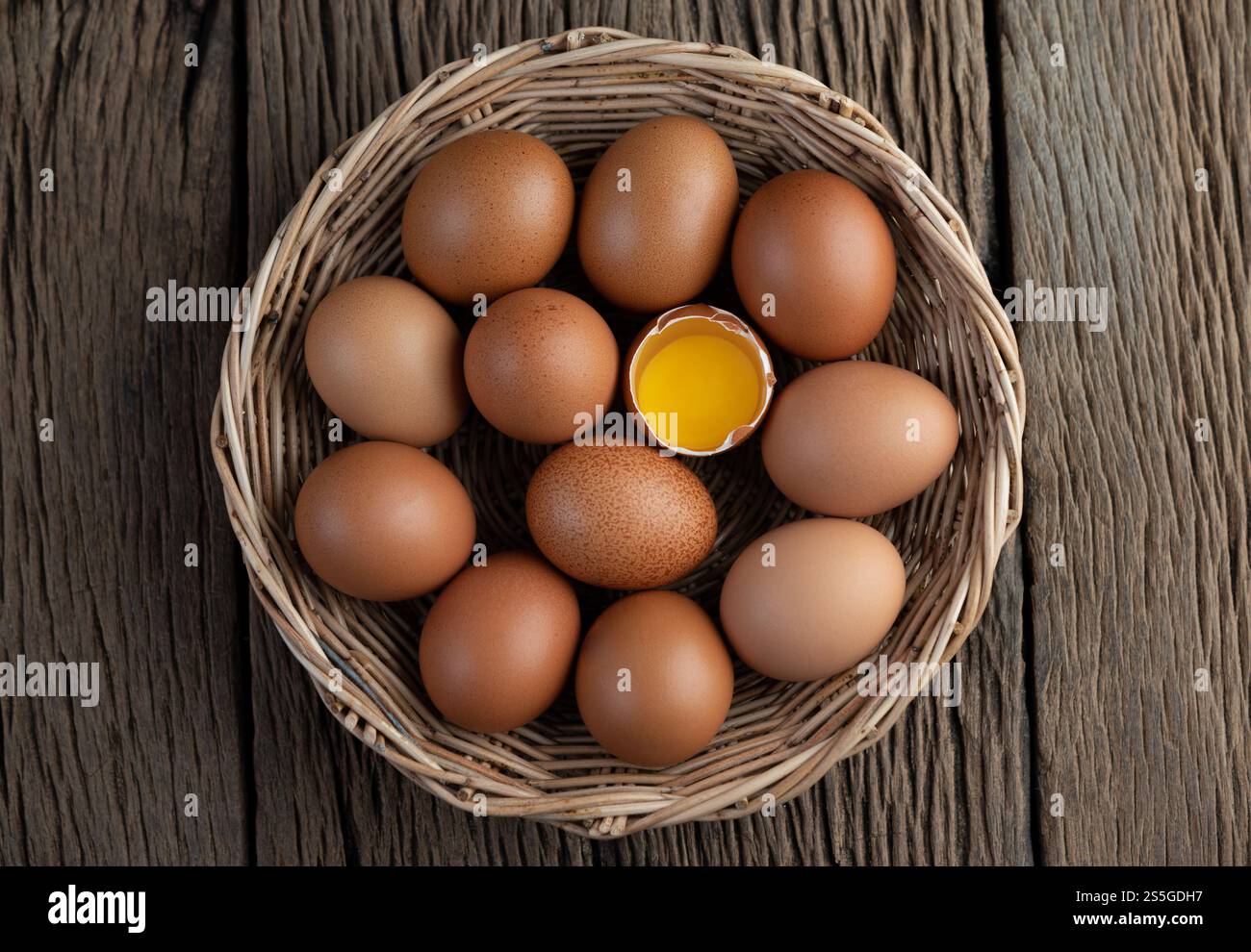 Disporre le uova in un cestino di legno su un pavimento di legno. Vista dall'alto. Foto Stock