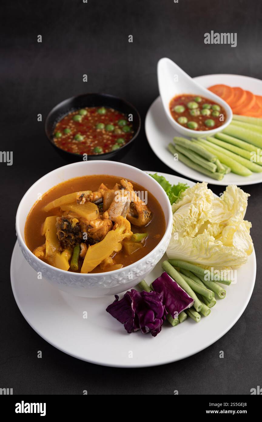 Curry di pesce Snakehead in una ciotola bianca con pasta di peperoncino Foto Stock