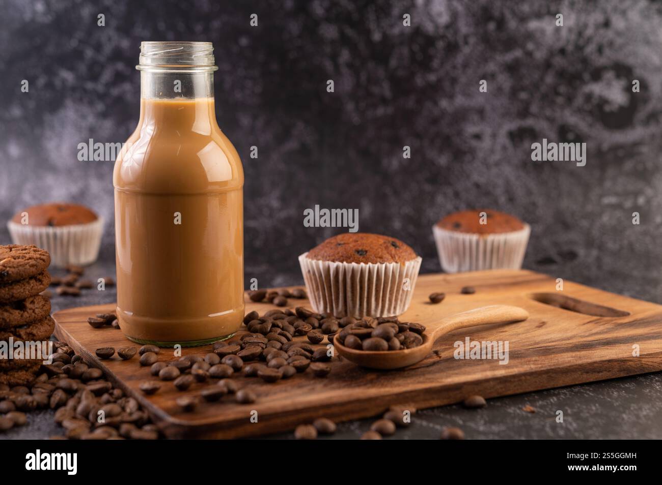 Caffè in bottiglia con chicchi di caffè su un piatto di legno. Messa a fuoco selettiva. Foto Stock