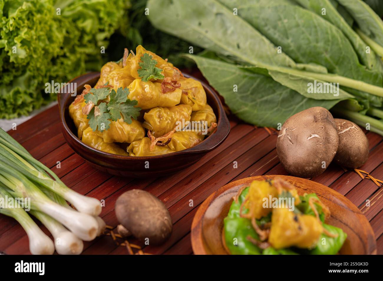 Shumai o Kanom Jeeb o guanciali di maiale al vapore su un piatto, cosparso di coriandolo e cipolle fritte. Foto Stock