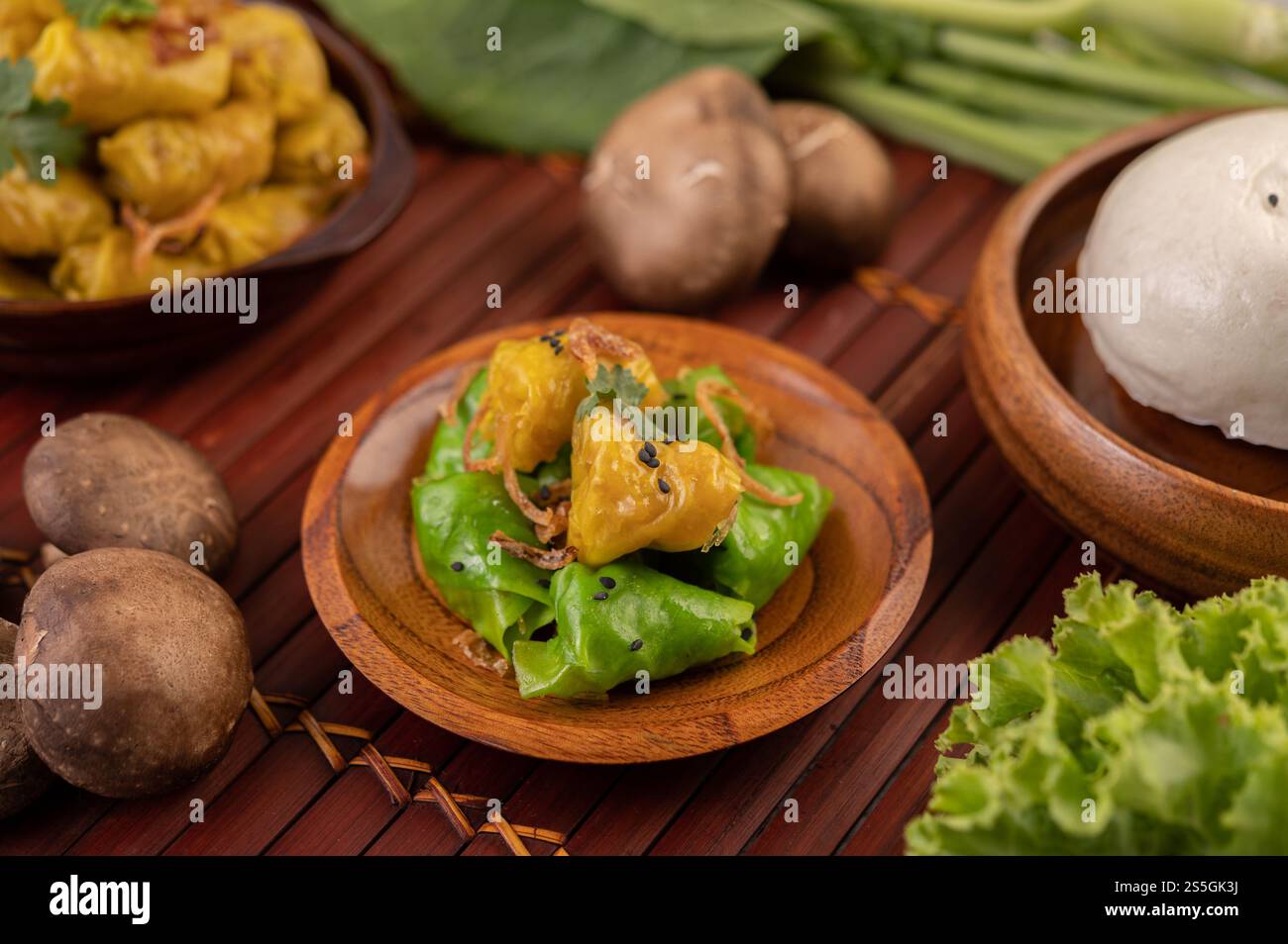 Shumai o Kanom Jeeb o guanciali di maiale al vapore su un piatto, cosparso di coriandolo e cipolle fritte. Foto Stock