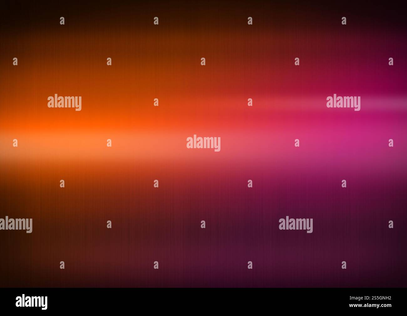 Colorato lucido metallo spazzolato. Sfumatura da arancione a rosa. Sfondo con trama di sfondo orizzontale. Colorato lucido metallo spazzolato. Gradiente da Foto Stock