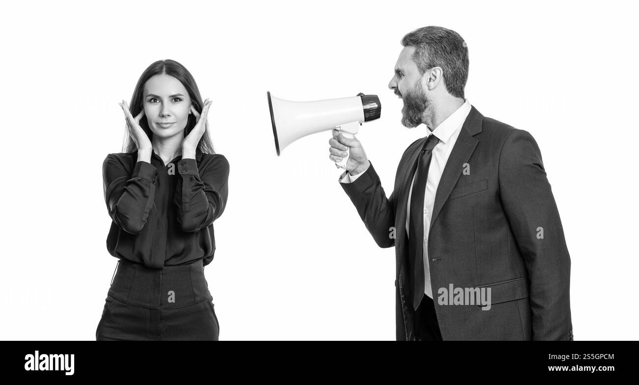 conflitto d'affari. uomo d'affari che urla su un dipendente isolato su bianco. un uomo d'affari ha un conflitto con il partner per la promozione. uomo d'affari che risolve Foto Stock