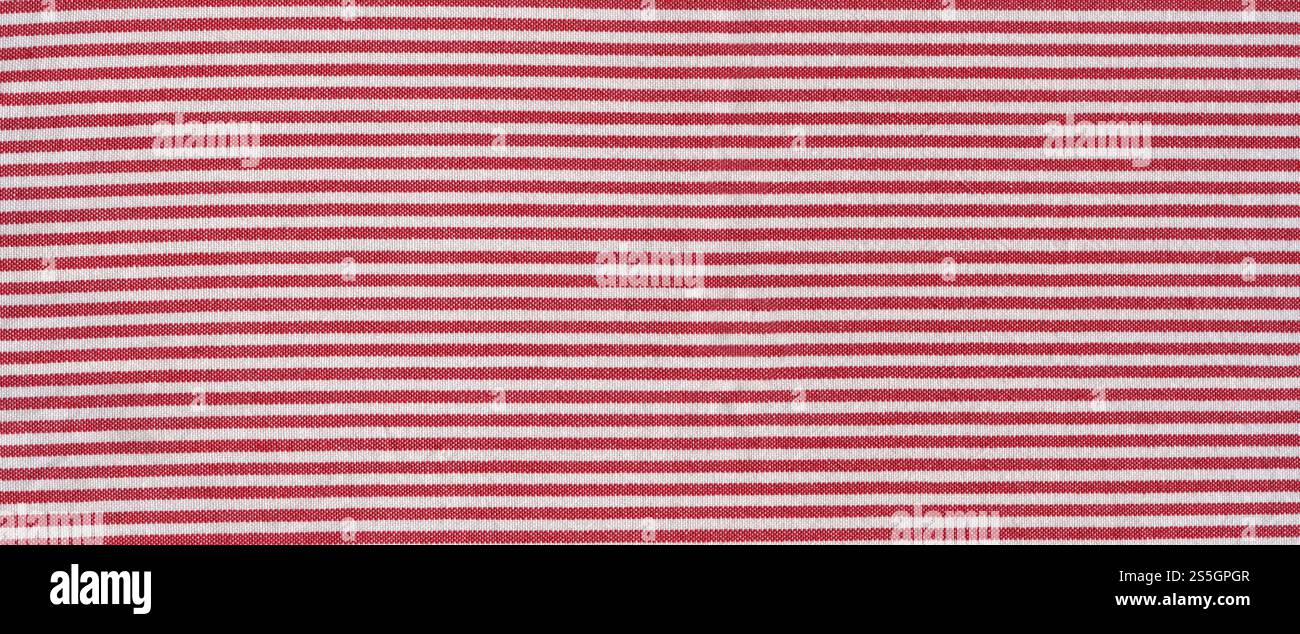 Superficie di fondo in tovaglia a righe rosse. Carta da parati in tessuto. Striscione orizzontale. Superficie di fondo in tovaglia a righe rosse. Striscione orizzontale Foto Stock
