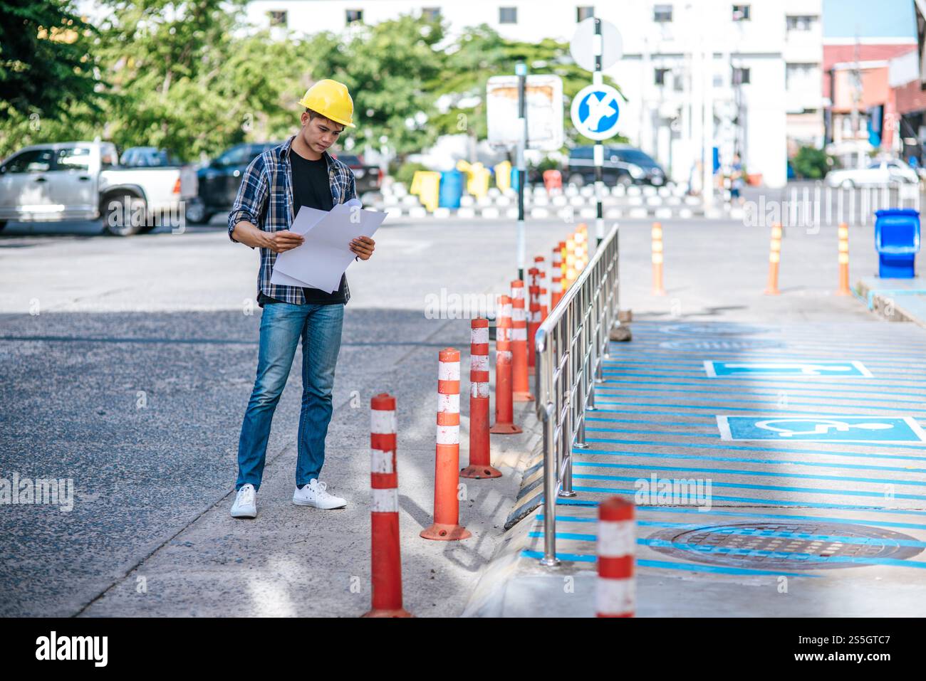 Gli ingegneri civili eseguono le condizioni stradali. Foto Stock