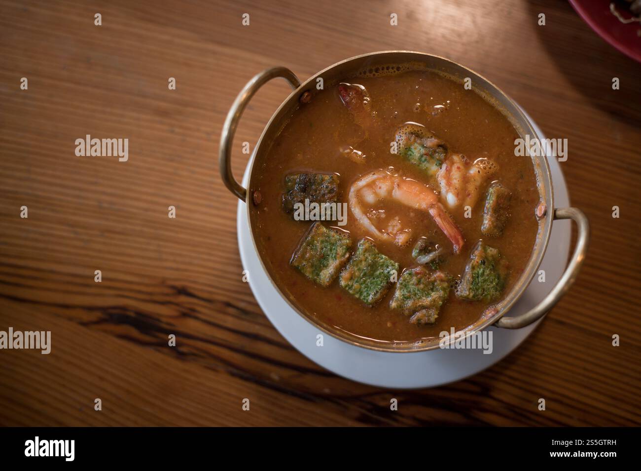 Zuppa acida Cha-om con gamberi nella pentola. Vista dall'alto. Foto Stock