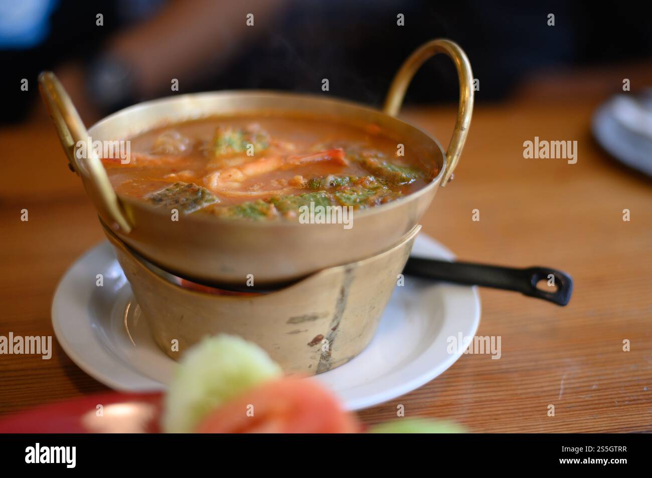 Zuppa acida Cha-om con gamberi nella pentola. Messa a fuoco selettiva. Foto Stock